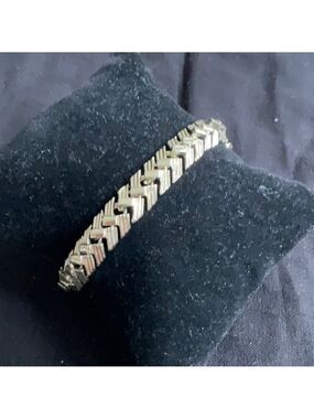 Vintage Gold Tone Arrow Bracelet